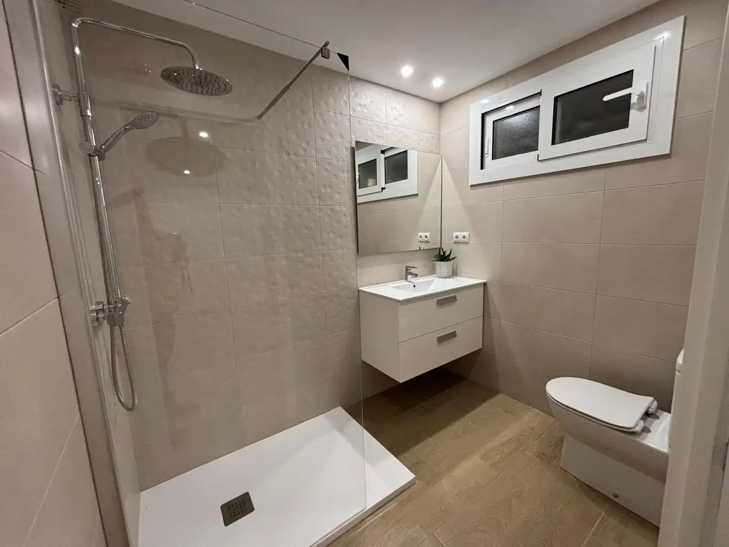Baño de Planta baja en venta en Lloret de Mar con Parquet, Terraza y Horno