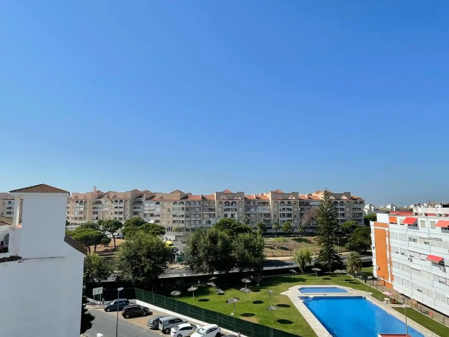Vista exterior de Àtic en venda en El Portil amb Terrassa, Moblat i Piscina comunitària