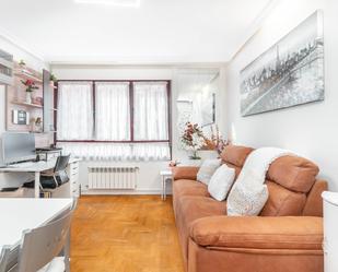 Sala d'estar de Apartament en venda en Oviedo  amb Calefacció, Terrassa i Traster