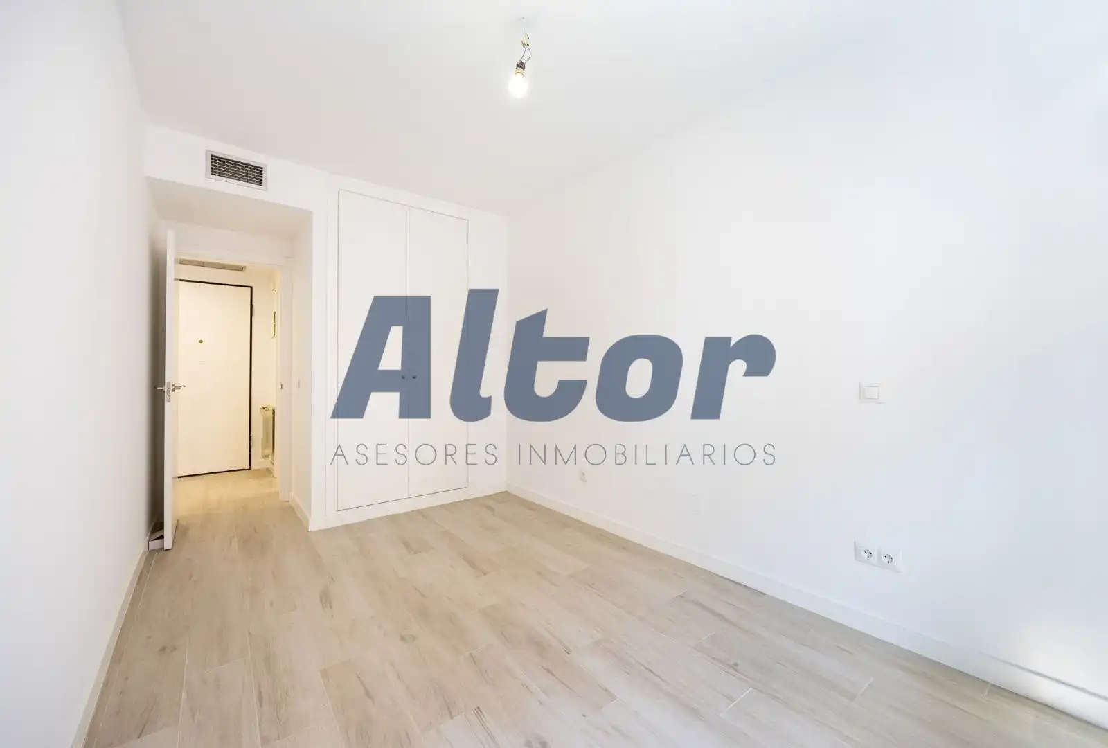 Bedroom of Flat for sale in Madrid  with Air Conditioner, Heating and Storage room