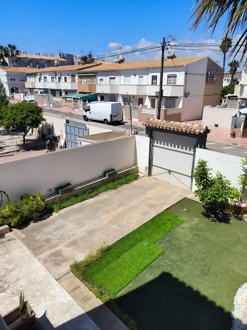 Vista exterior de Casa adosada en venta en Orihuela con Aire acondicionado, Calefacción y Jardín privado