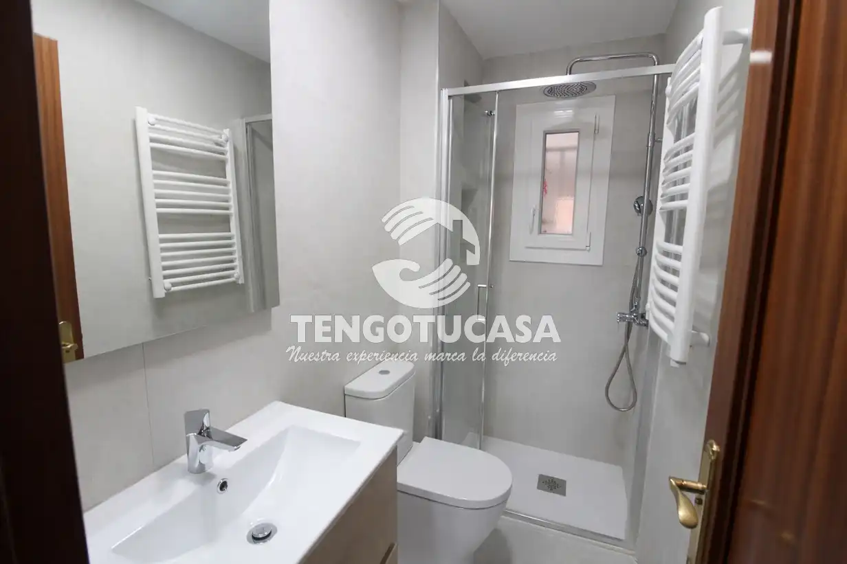 Baño de Piso de alquiler en Madrid con Calefacción, Horno y Lavadora
