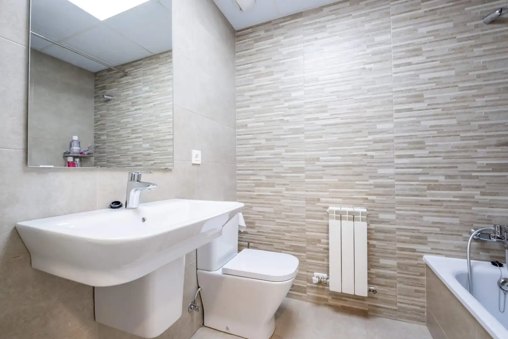 Baño de Ático en venta en Zaragoza con Calefacción, Jardín privado y Terraza