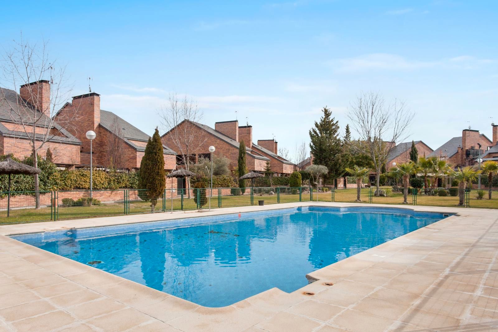 Piscina de Casa adosada en venda en Villaviciosa de Odón amb Aire condicionat, Calefacció i Jardí privat