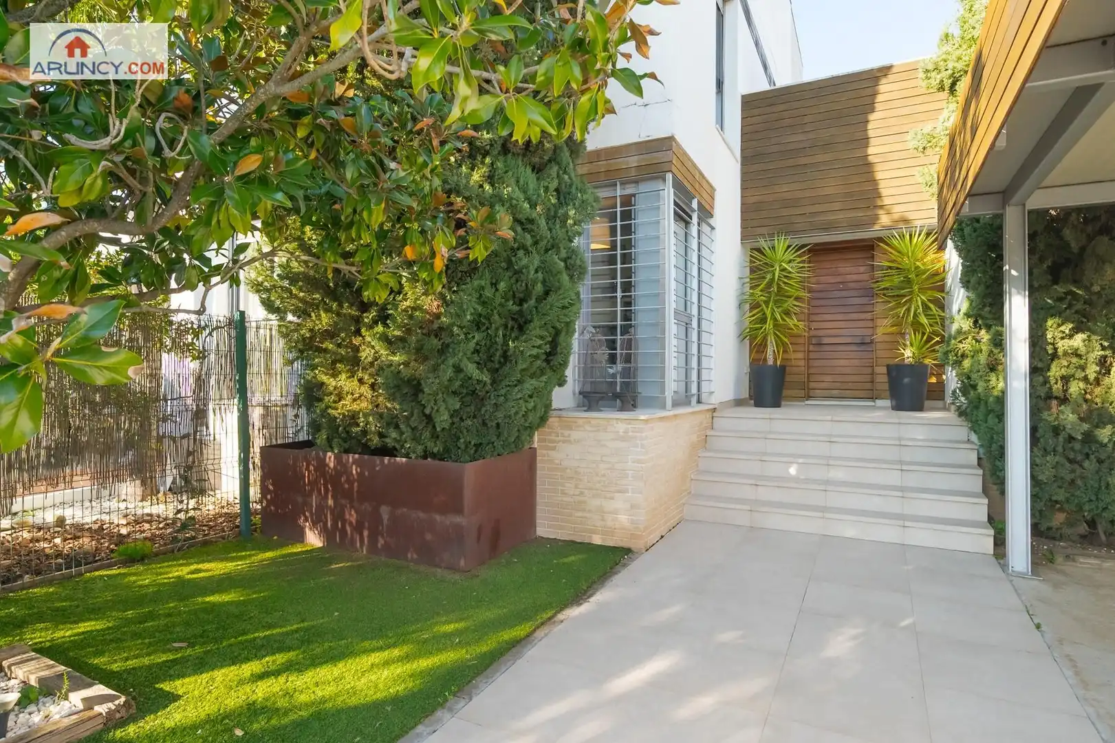 Vista exterior de Casa o xalet en venda en Alcalá de Guadaira amb Aire condicionat, Calefacció i Jardí privat