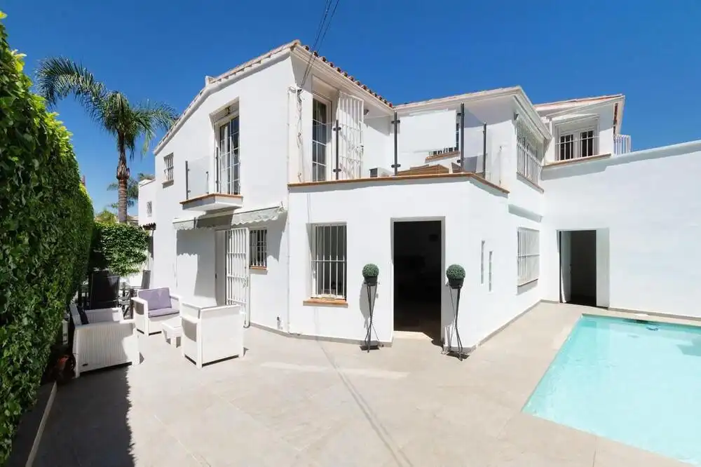 Casa con piscina en venta en San Pedro de Alcántara