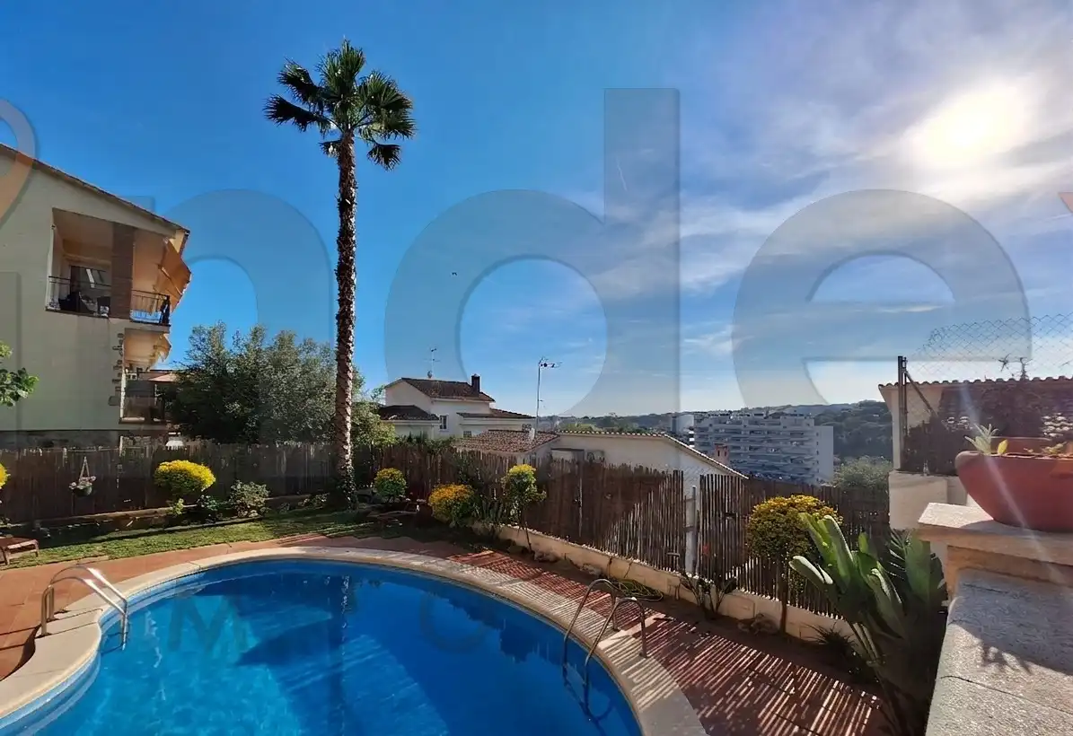 Piscina de Casa o chalet en venta en Arenys de Mar con Calefacción, Jardín privado y Parquet