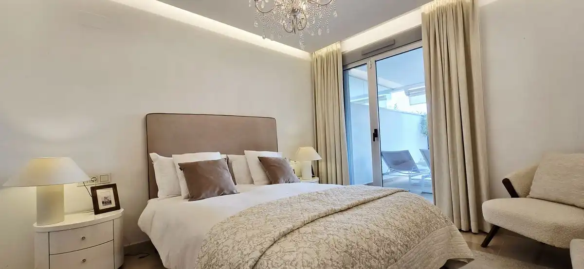 Bedroom of Flat for sale in Benahavís  with Air Conditioner, Terrace and Storage room