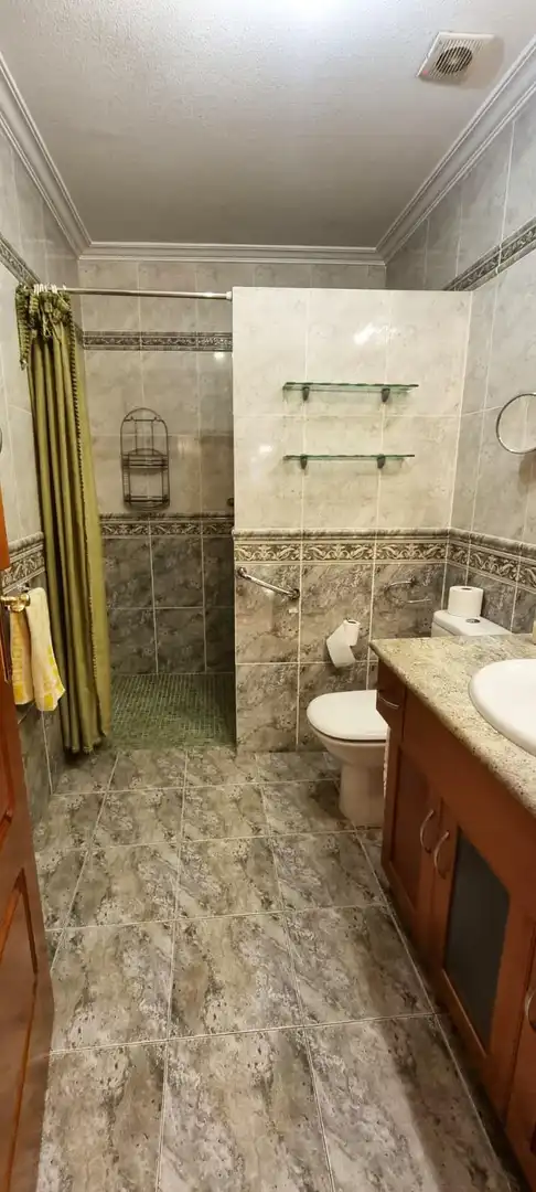 Badezimmer von Wohnung zum Verkauf in Elche / Elx mit Klimaanlage und Abstellraum