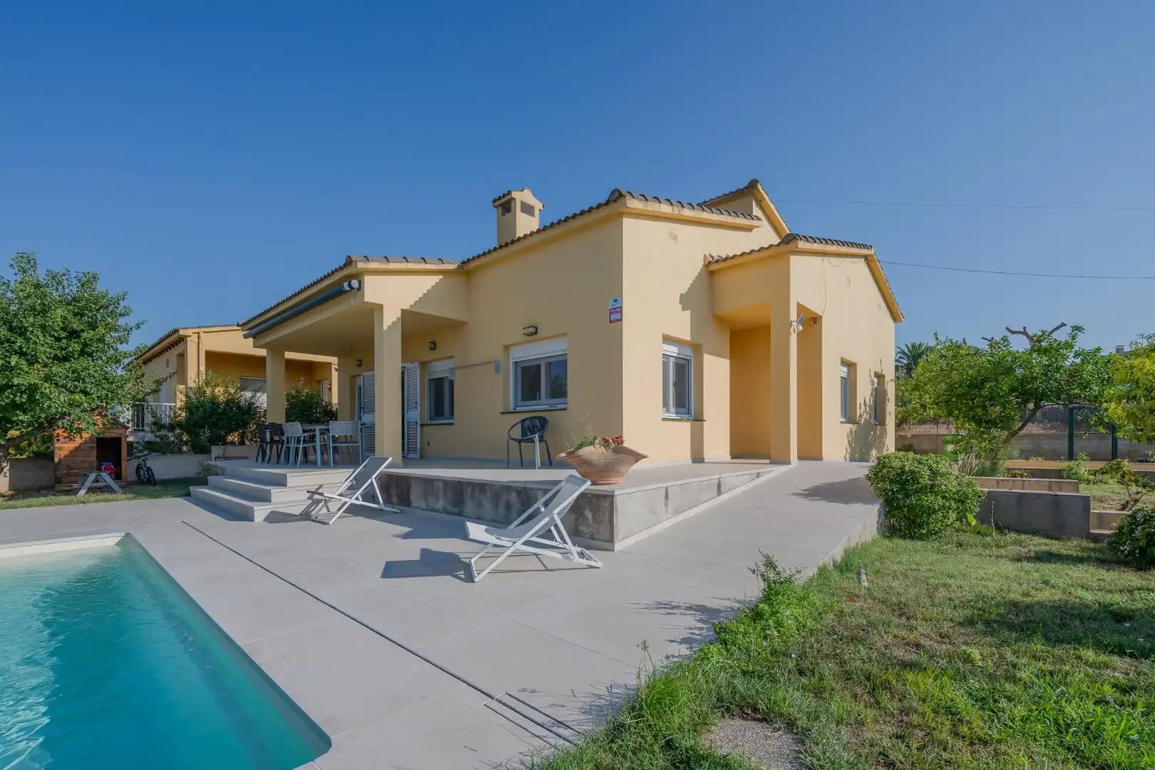 Vista exterior de Casa o chalet en venta en Bàscara con Aire acondicionado, Jardín privado y Parquet