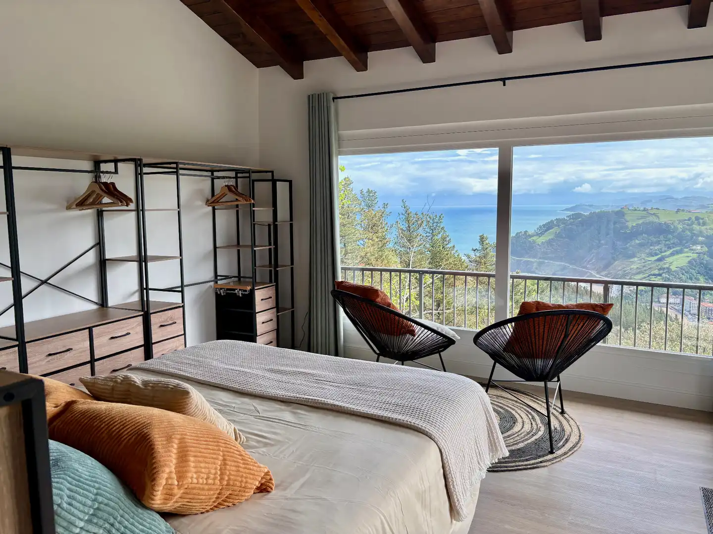 Dormitori de Casa o xalet en venda en Mutriku amb Jardí privat, Piscina i Moblat