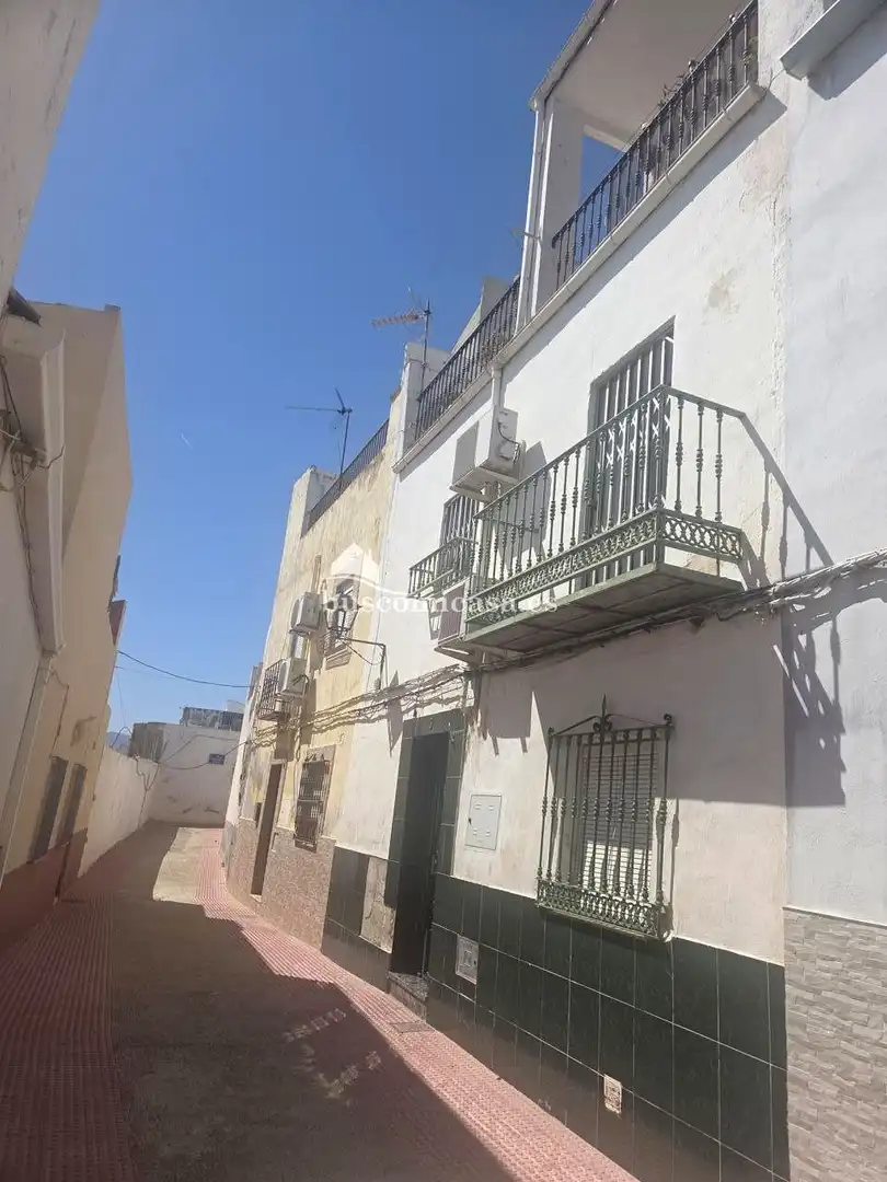 Vista exterior de Casa adosada en venda en Jaén amb Aire condicionat, Terrassa i Moblat