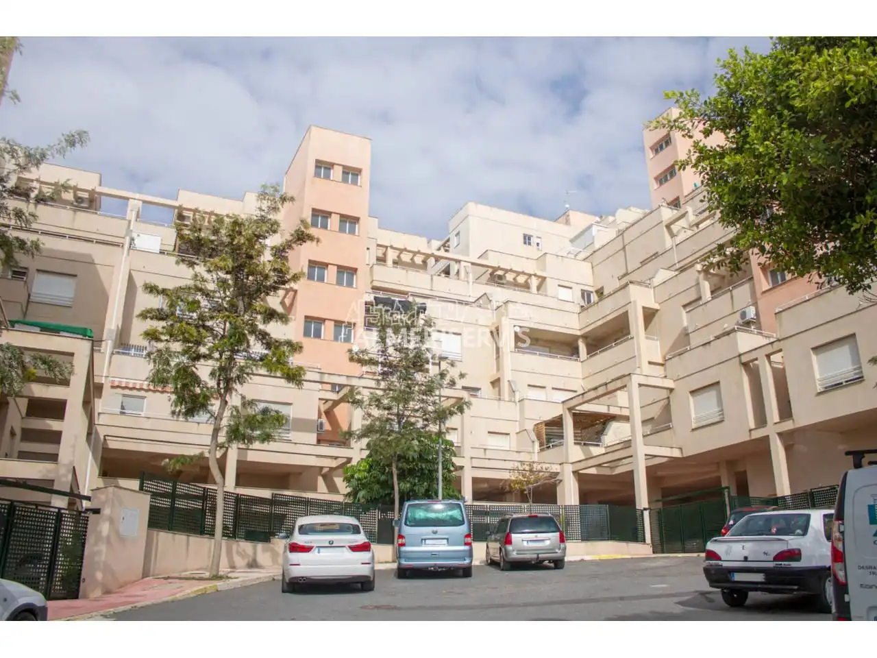 Vista exterior de Pis en venda en Roquetas de Mar amb Aire condicionat, Terrassa i Traster