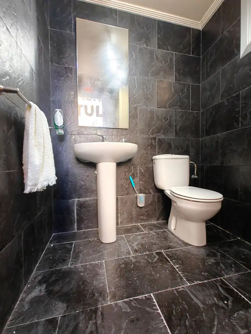 Badezimmer von Geschaftsraum zur Miete in Lasarte-Oria mit Terrasse