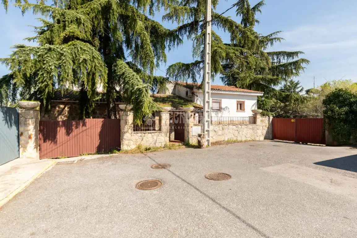 Vista exterior de Casa o xalet en venda en Las Rozas de Madrid amb Aire condicionat, Calefacció i Terrassa
