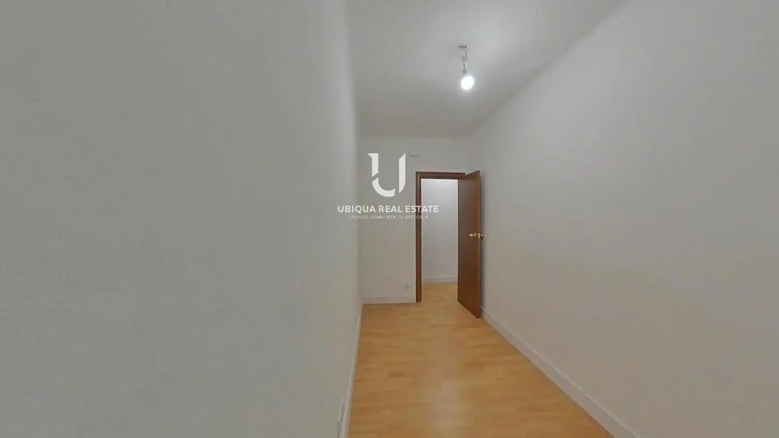 Bedroom of Flat for sale in L'Hospitalet de Llobregat  with Parquet flooring and Oven