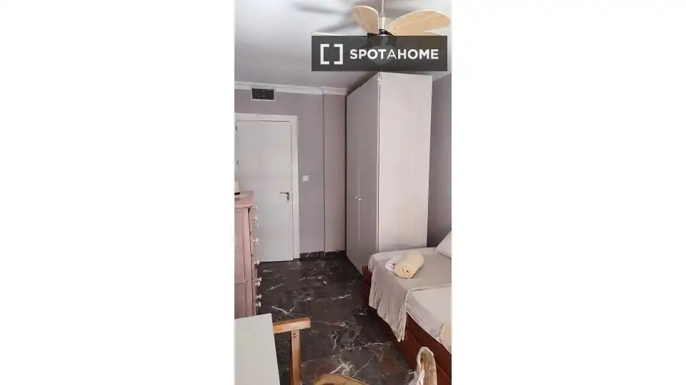Bedroom of Flat for share in Málaga  with Air Conditioner, Terrace and Furnished
