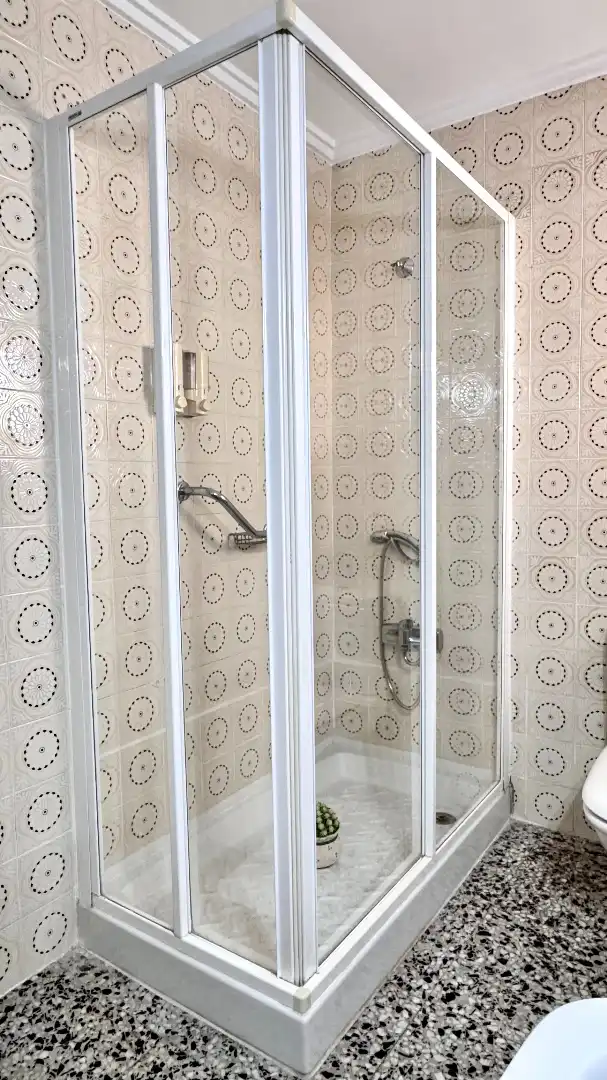 Bathroom of Apartments for sale in Valencia  with Furnished, Oven and Washing machine