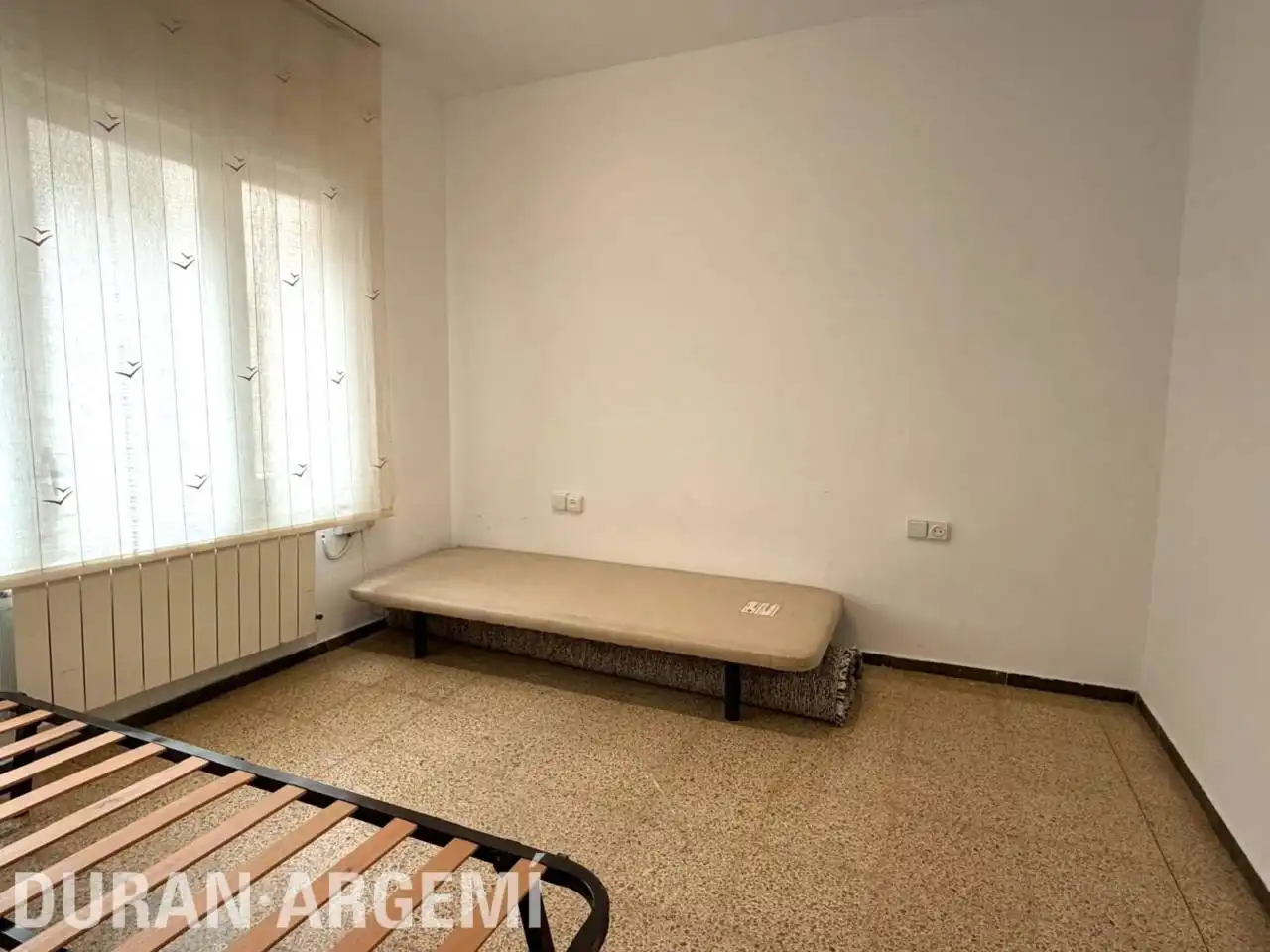 Schlafzimmer von Dachboden zum Verkauf in Terrassa mit Möbliert und Balkon