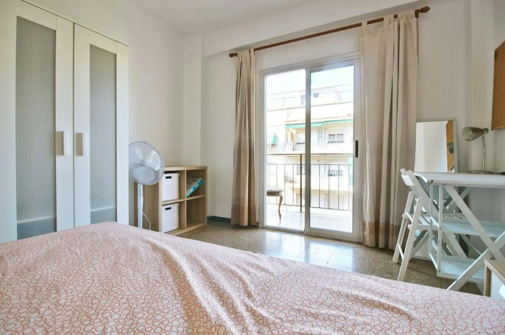Bedroom of Flat for share in  Valencia Capital  with Heating, Washing machine and TV
