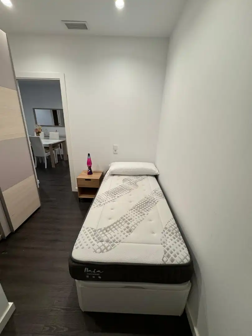 Schlafzimmer von Erdgeschoss zur Miete in Cornellà de Llobregat mit Klimaanlage, Heizung und Möbliert