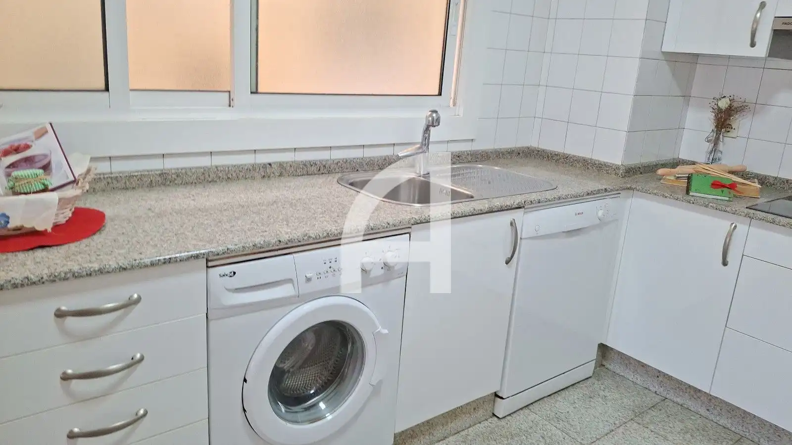 Cuina de Pis en venda en Vigo  amb Calefacció, Terrassa i Traster