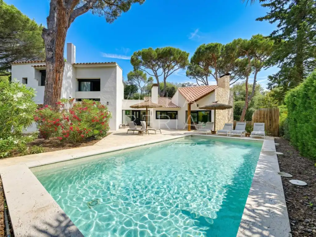 Außenansicht von Haus oder Chalet zum Verkauf in Santa Cristina d'Aro mit Klimaanlage, Heizung und Privatgarten