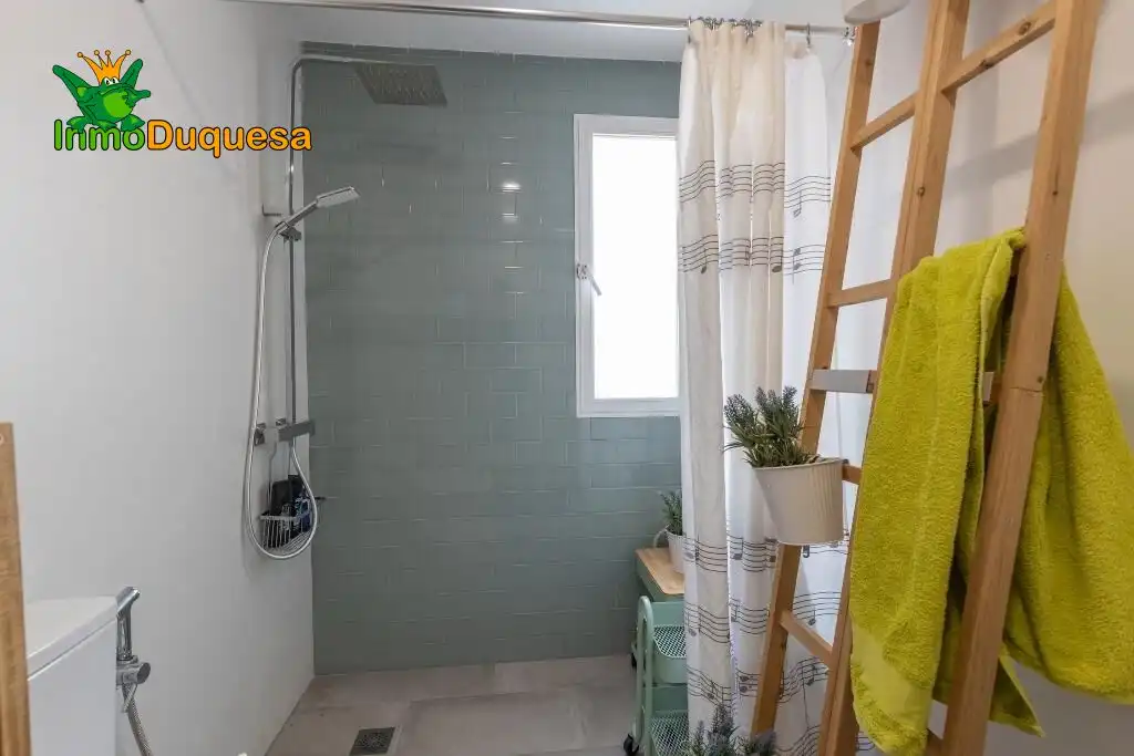 Baño de Casa adosada en venta en Granada con Aire acondicionado, Calefacción y Jardín privado