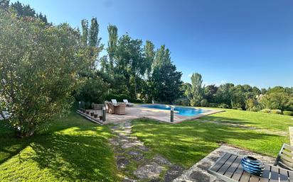 Swimming pool of House or chalet for sale in Ciudalcampo  with Air Conditioner, Heating and Private garden
