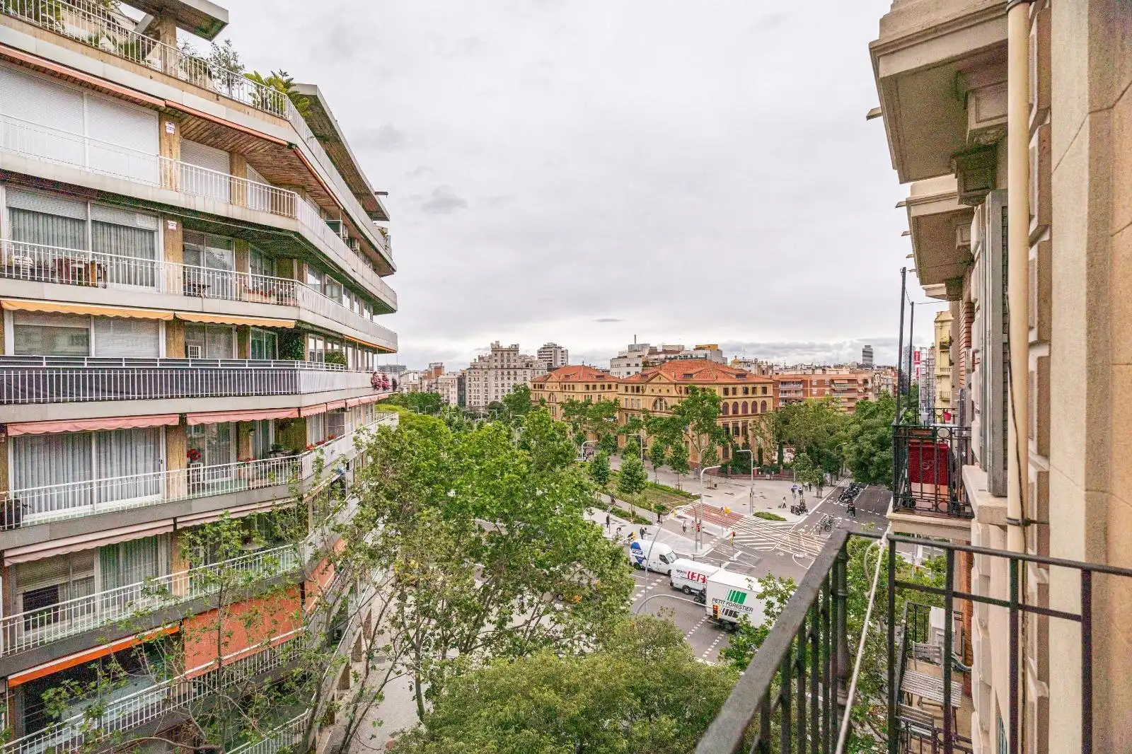 Außenansicht von Wohnung zum Verkauf in Barcelona mit Klimaanlage, Heizung und Parkett