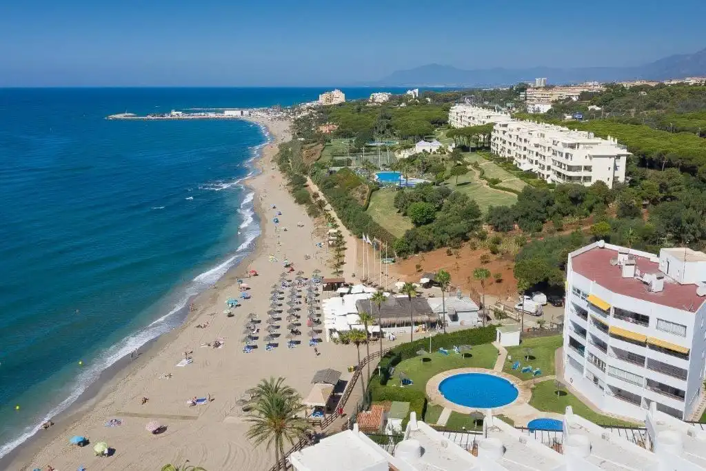 Außenansicht von Wohnung zur Miete in Mijas mit Klimaanlage, Heizung und Privatgarten