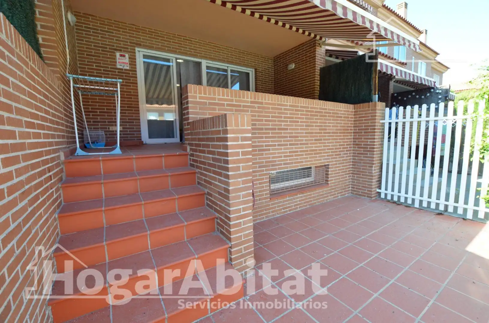Vista exterior de Casa adosada en venda en San Vicente del Raspeig / Sant Vicent del Raspeig amb Aire condicionat, Calefacció i Jardí privat