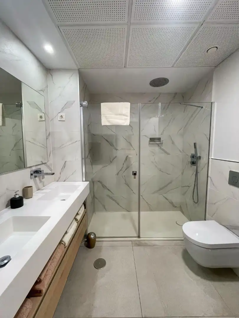 Badezimmer von Wohnung zur Miete in Benahavís mit Klimaanlage, Terrasse und Möbliert