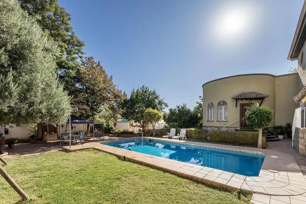 Villa con piscina in vendita a Residencial Triana - Barrio Alto, imagen 2