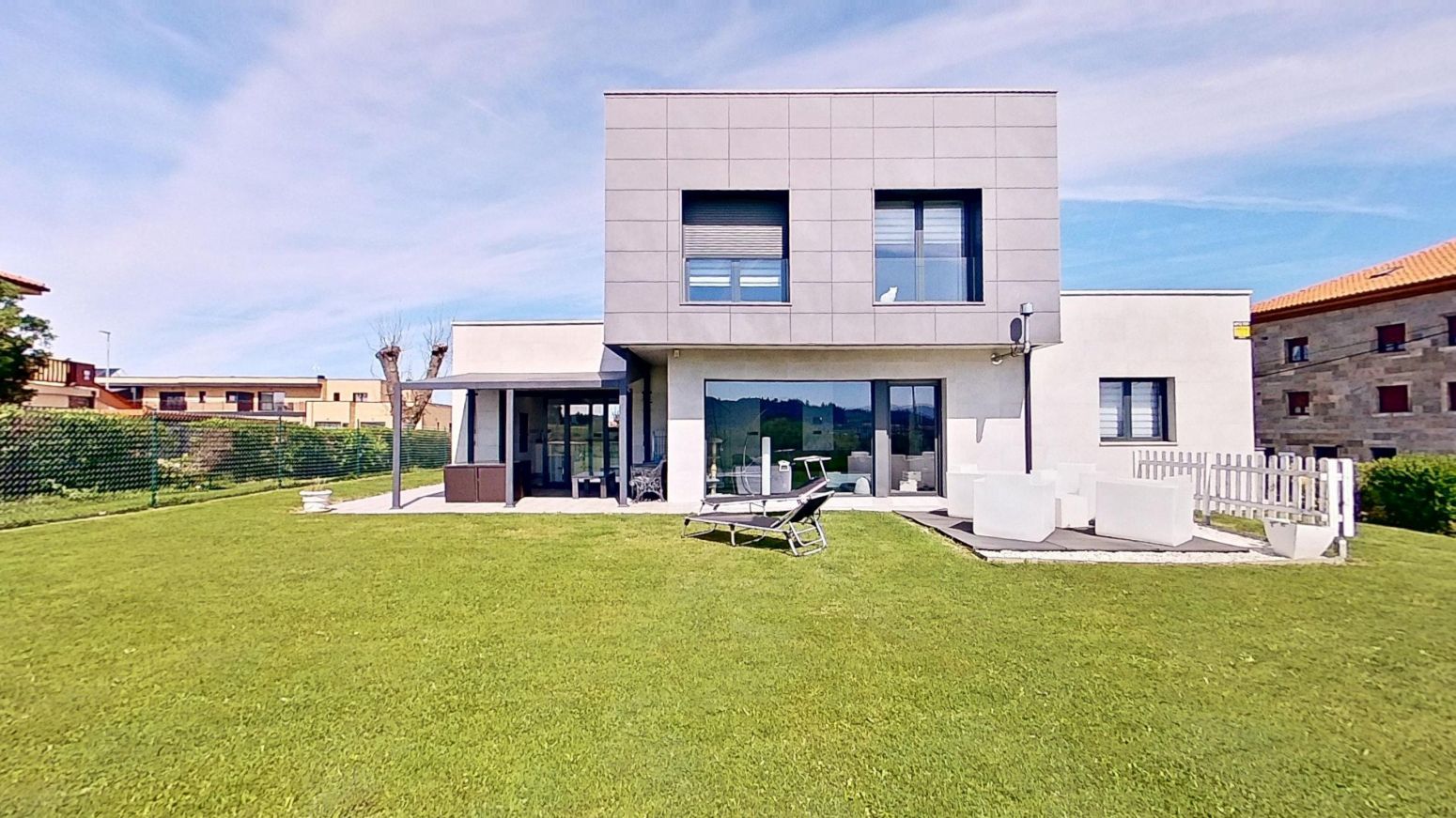 Vista exterior de Casa o xalet en venda en Santander amb Terrassa i Moblat