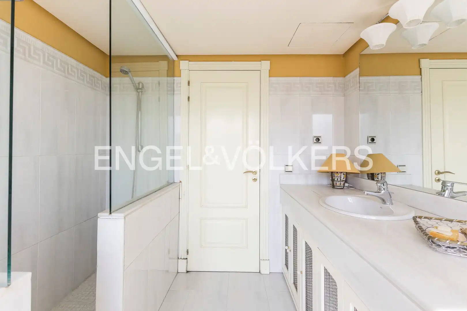 Bathroom of Houses for sale in Velilla de San Antonio  with Air Conditioner, Heating and Terrace