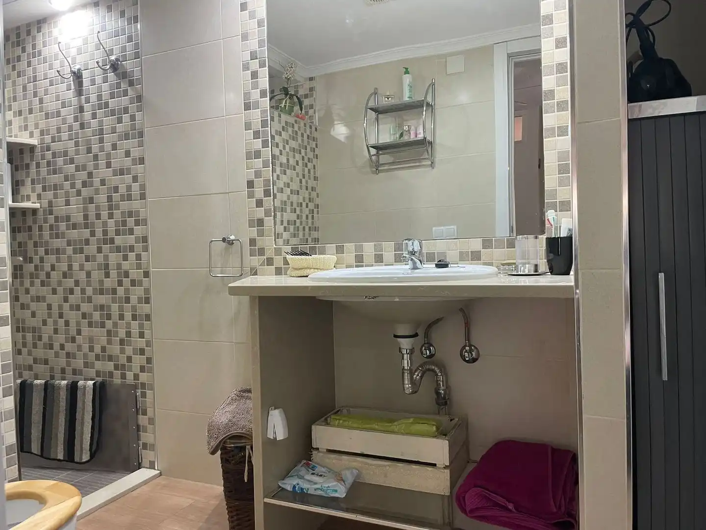 Baño de Estudio de alquiler en Torremolinos con Aire acondicionado, Jardín privado y Terraza