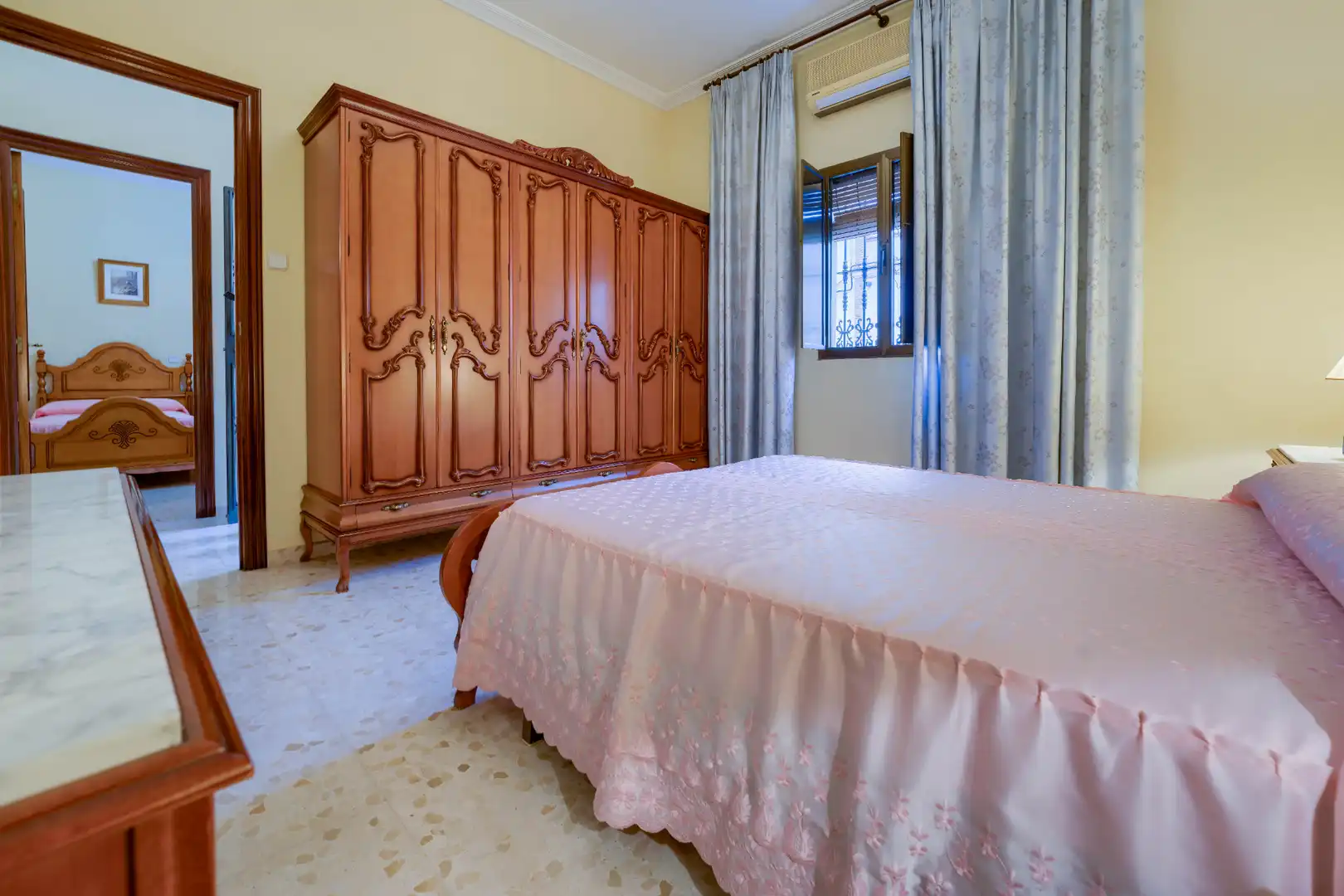 Habitación de Casa adosada en venta en Mairena del Aljarafe con Aire acondicionado, Calefacción y Jardín privado