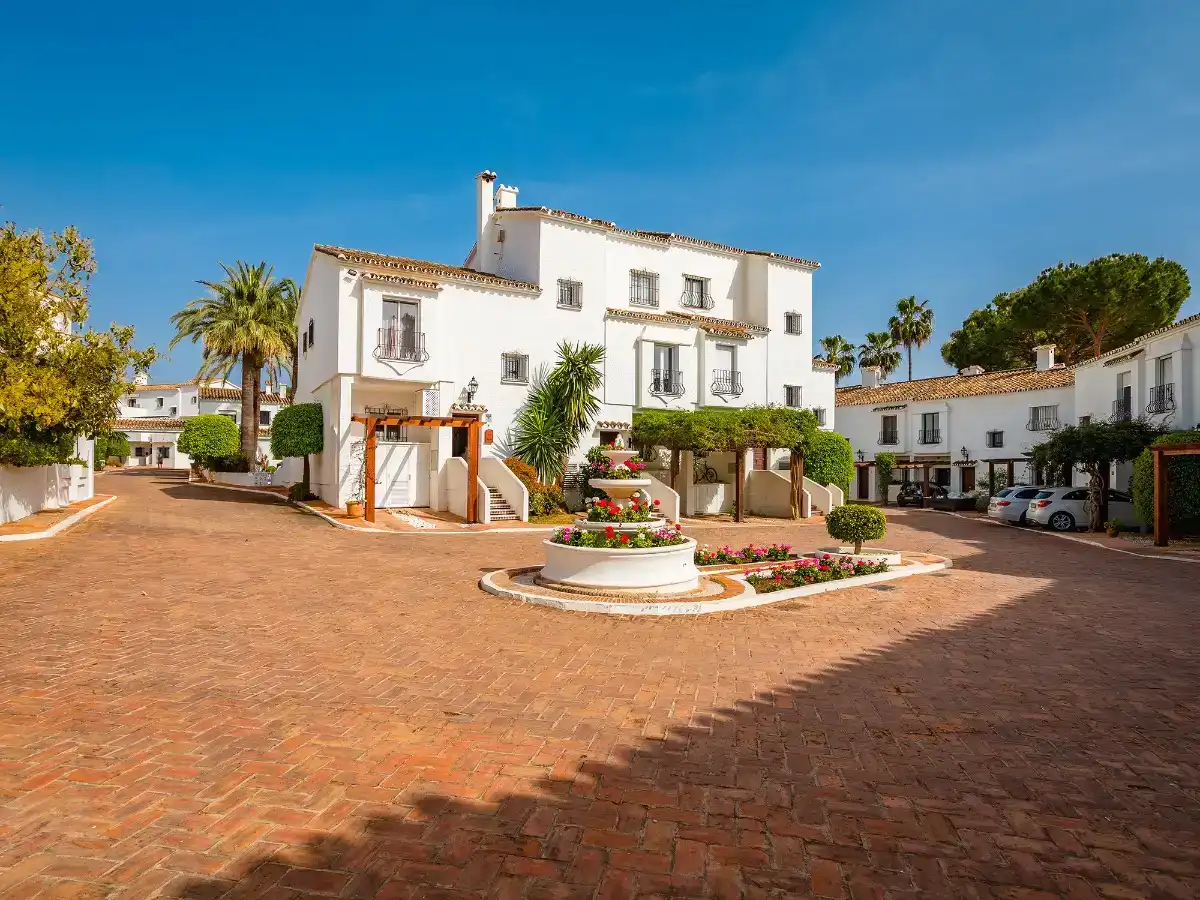 Außenansicht von Wohnung zur Miete in Marbella mit Klimaanlage, Privatgarten und Parkett
