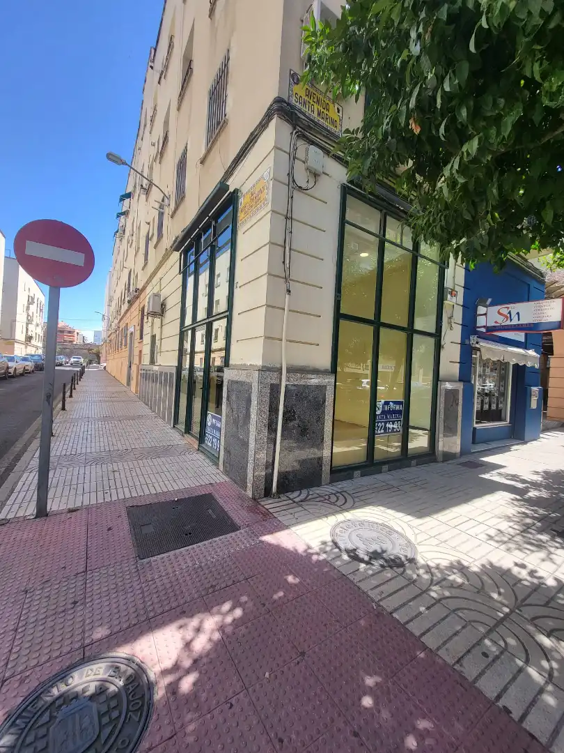 Vista exterior de Local de lloguer en Badajoz amb Aire condicionat