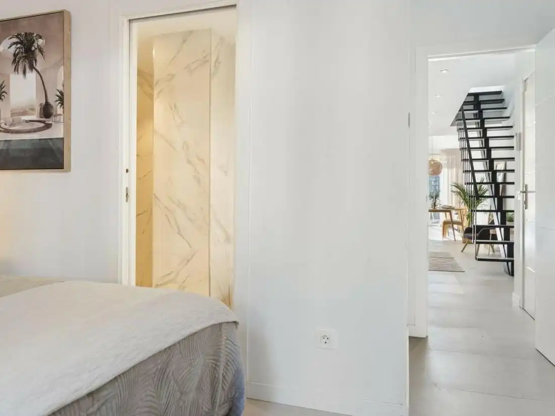 Schlafzimmer von Einfamilien-Reihenhaus zum Verkauf in Marbella mit Klimaanlage, Terrasse und Balkon