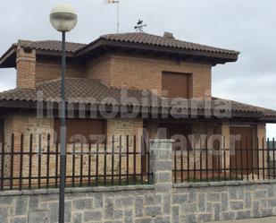 Vista exterior de Casa o xalet en venda en Terradillos amb Parquet i Terrassa