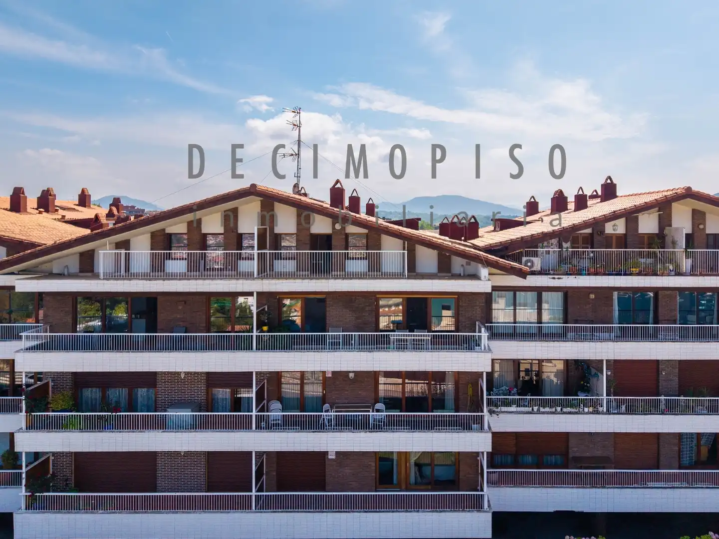 Vista exterior de Dúplex en venda en Donostia - San Sebastián  amb Calefacció, Terrassa i Traster