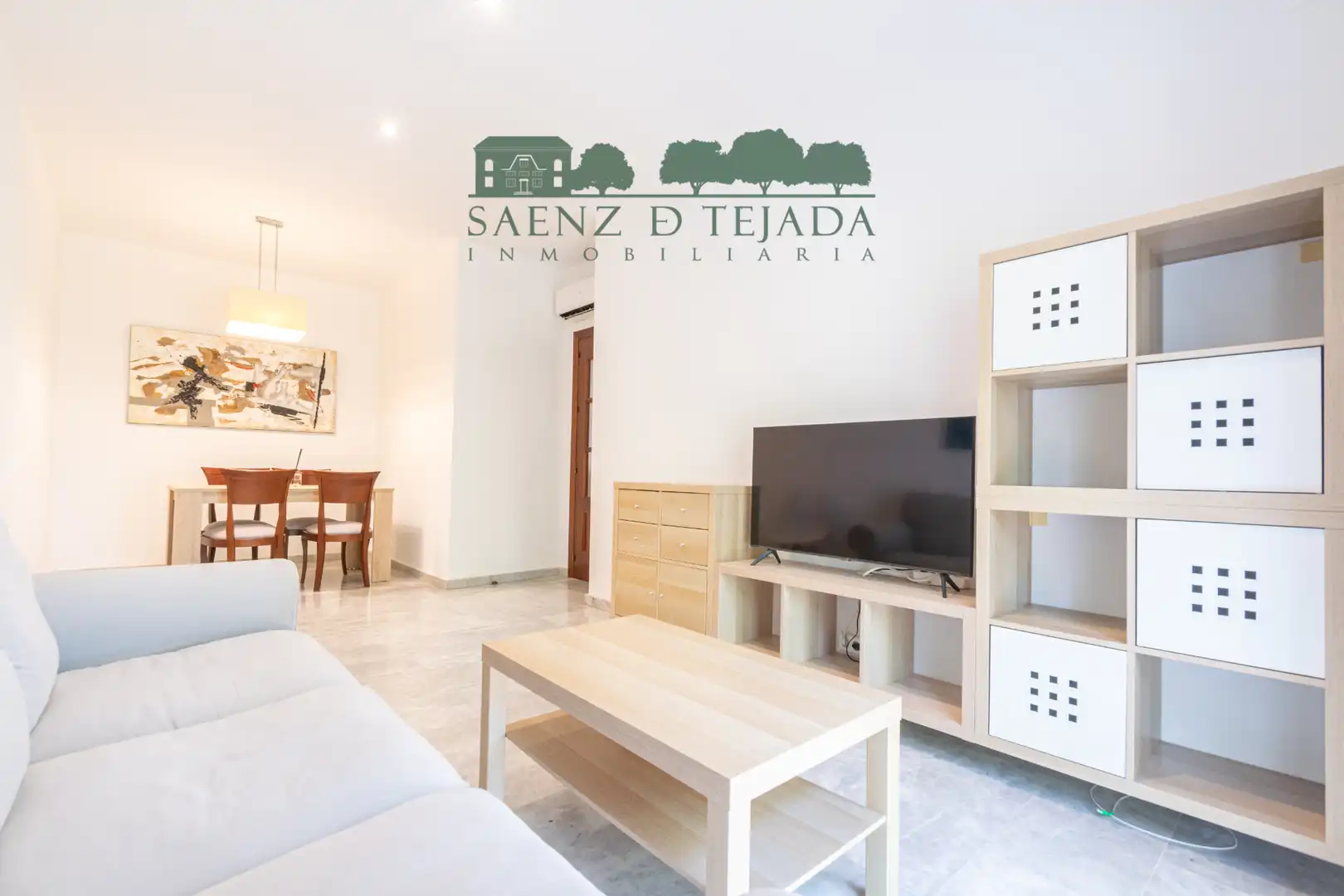 Living room of Flat for rent in Sevilla  with Air Conditioner, Storage room and Oven