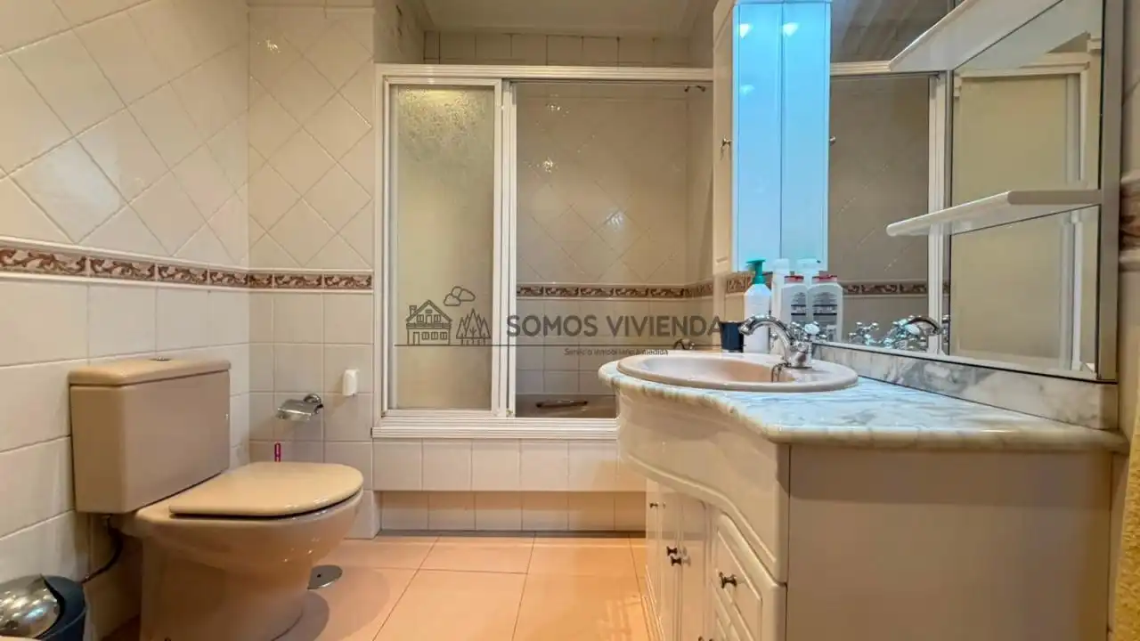 Bathroom of Flat for rent in Ourense Capital   with Heating and Furnished