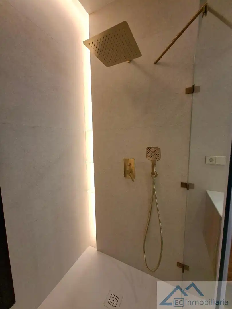 Baño de Piso en venta en Santander con Calefacción y Trastero
