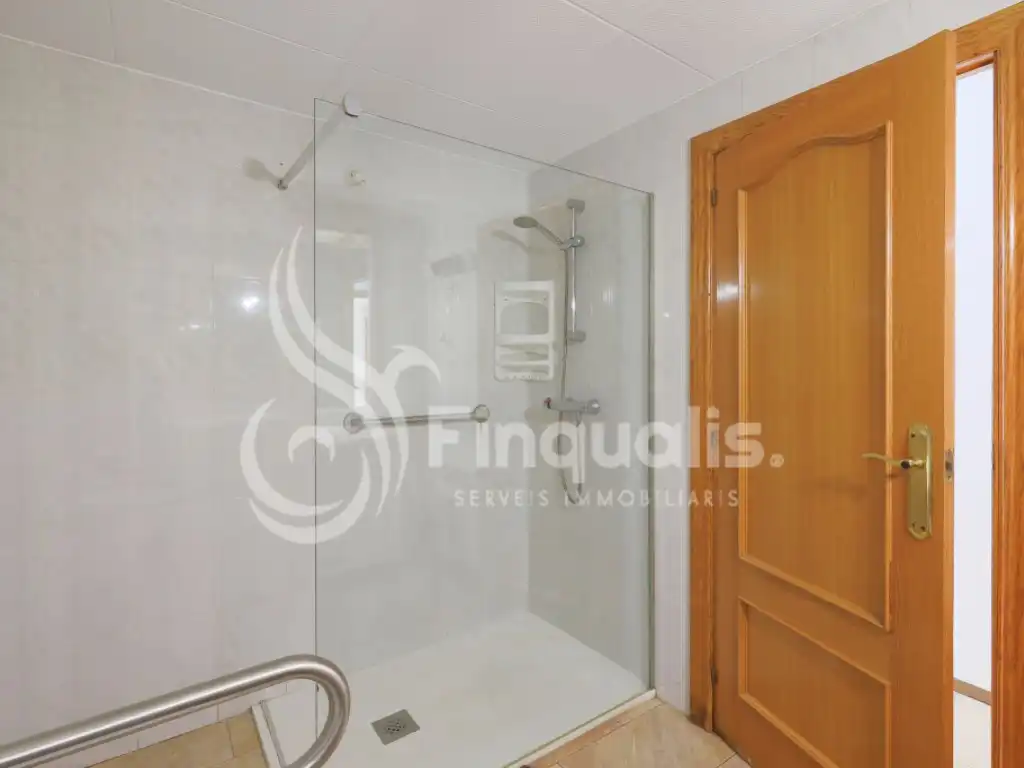 Bathroom of Flat for sale in Granollers