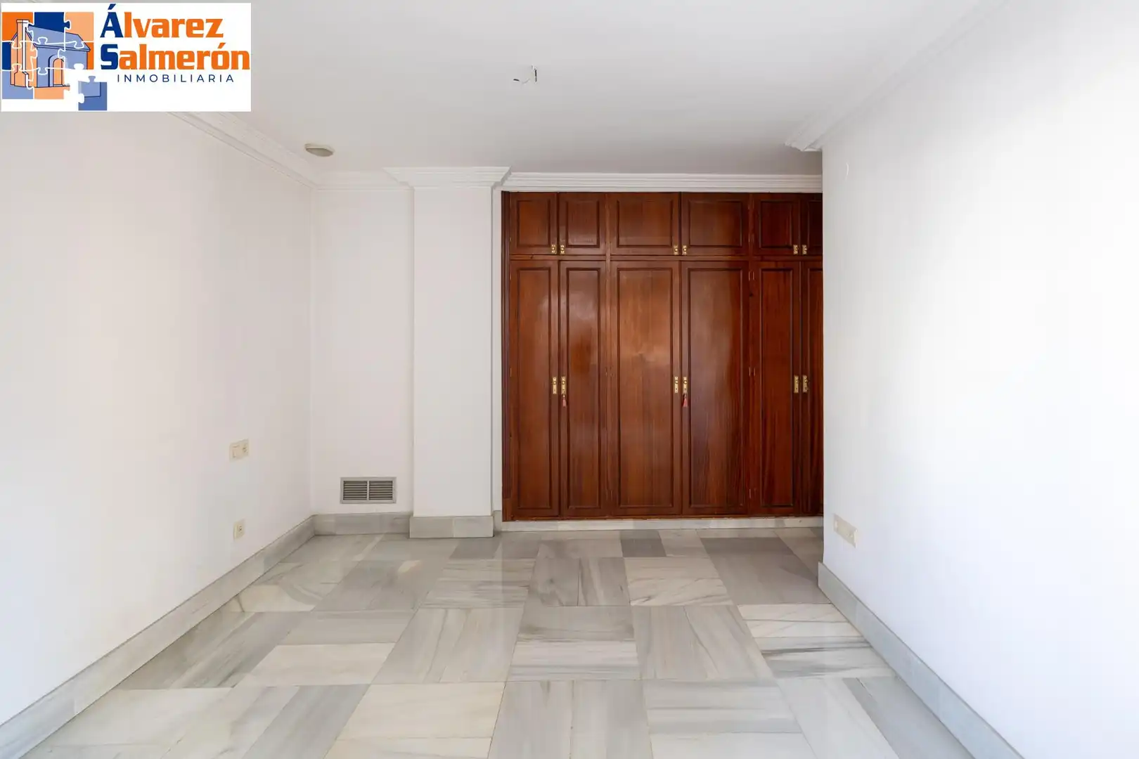 Flat for sale in Granada