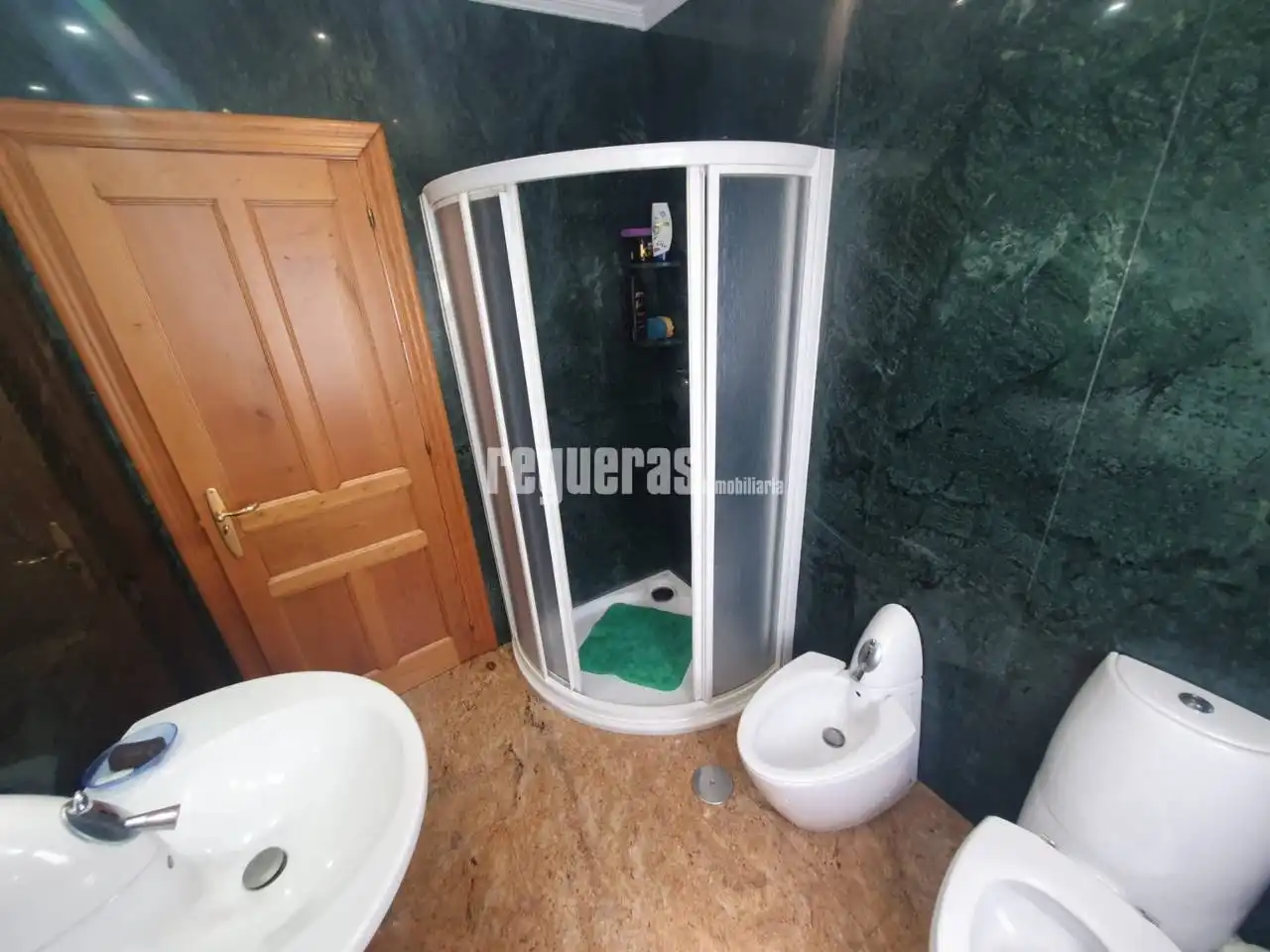 Baño de Casa o chalet en venta en Avilés con Calefacción, Parquet y Terraza