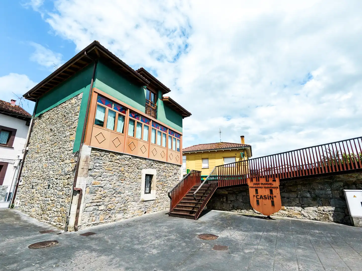 Vista exterior de Casa o xalet en venda en Salas amb Calefacció, Parquet i Moblat